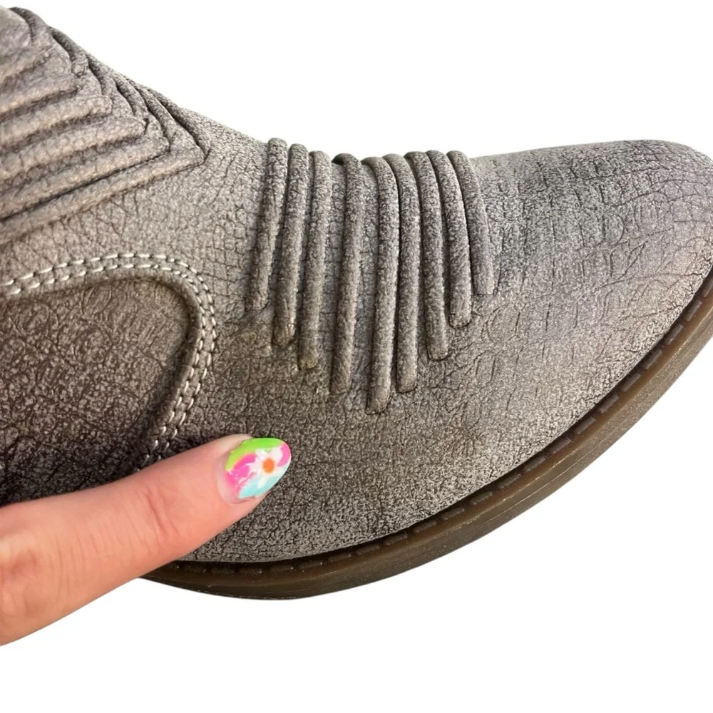 Not Rated Women’s 8 Gray Silver Weaved Faux Leather Side Zip Nosara Ankle Bootie - Picture 9 of 15